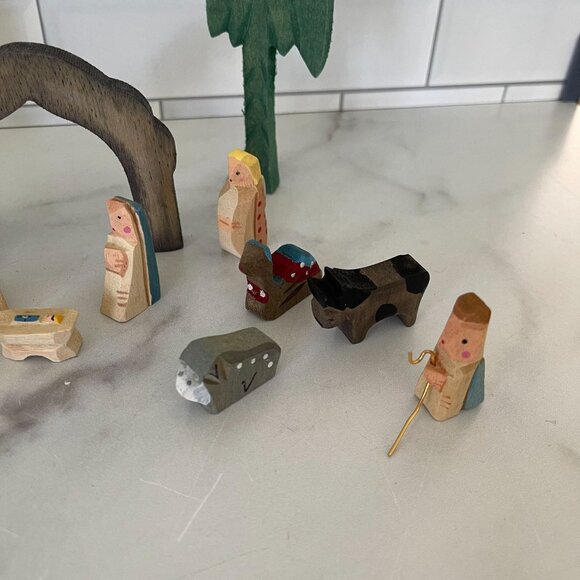 Vintage Pier One Hand-Painted Wooden Nativity Set 16 Set - Picture 2 of 6